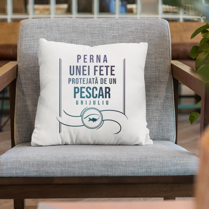 Perna unei fete protejată de un pescar grijuliu - perna