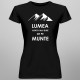 Lumea arată mai bine de pe munte - T-shirt pentru femei