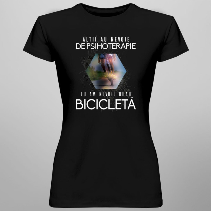 Alţii au nevoie de psihoterapie, eu am nevoie doar bicicletă - T-shirt pentru femei