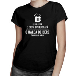Pasul către o dietă echilibrată: o halbă de bere în ambele mâini - tricou pentru femei cu imprimeu