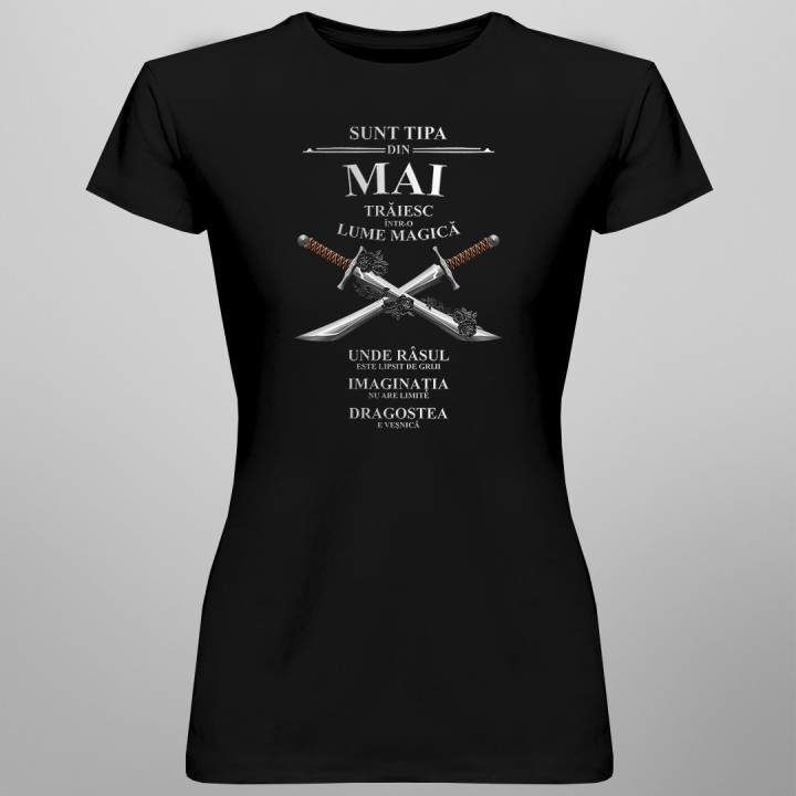 Sunt tipa din mai. Trăiesc într-o  lume magică - T-shirt pentru femei