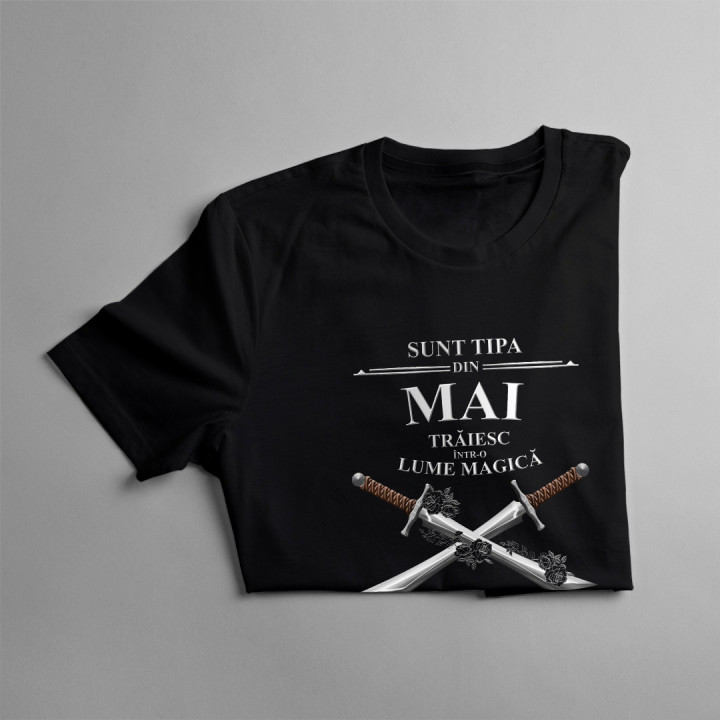 Sunt tipa din mai. Trăiesc într-o  lume magică - T-shirt pentru femei