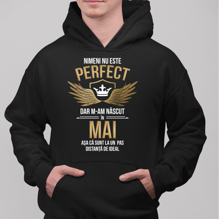 Nimeni nu este perfect, dar m-am născut în mai - bluză cu glugă pentru bărbați