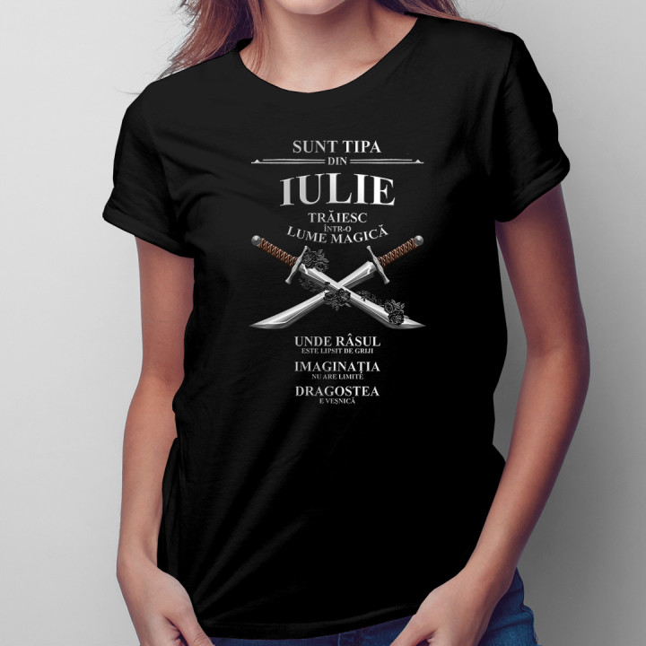 Sunt tipa din iulie. Trăiesc într-o lume magică - T-shirt pentru femei