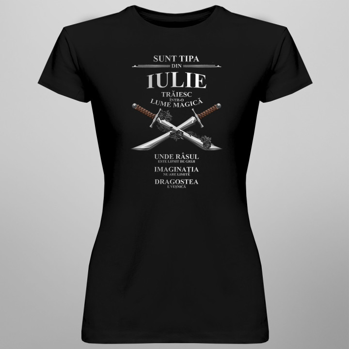 Sunt tipa din iulie. Trăiesc într-o lume magică - T-shirt pentru femei