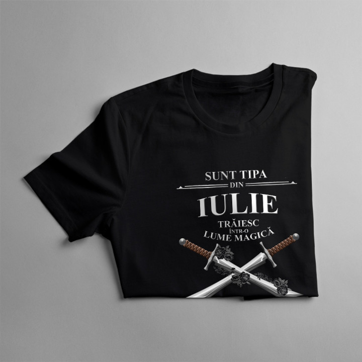 Sunt tipa din iulie. Trăiesc într-o lume magică - T-shirt pentru femei