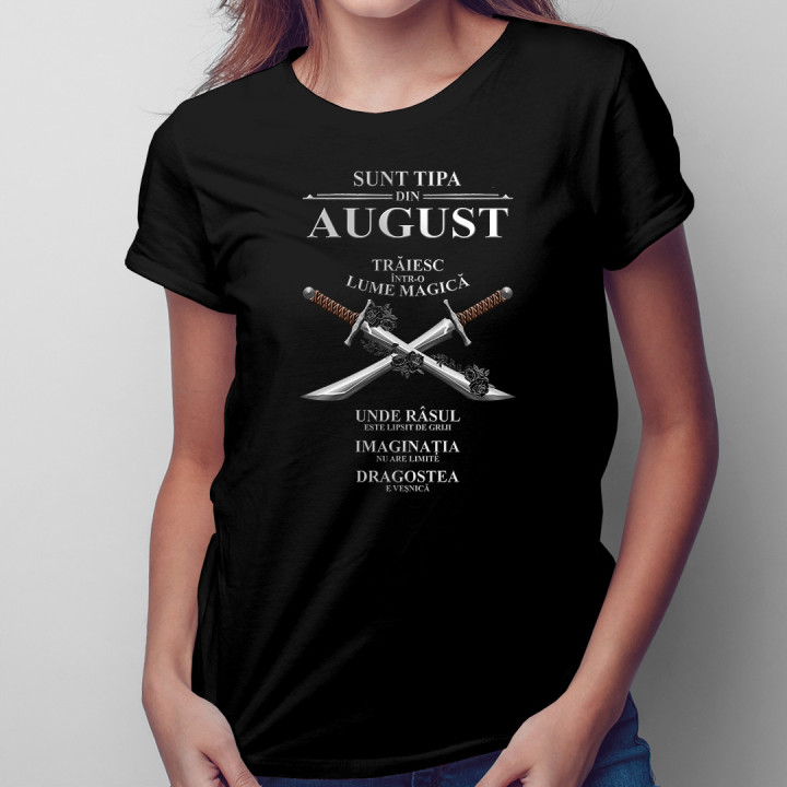 Sunt tipa din august. Trăiesc într-o lume magică - T-shirt pentru femei
