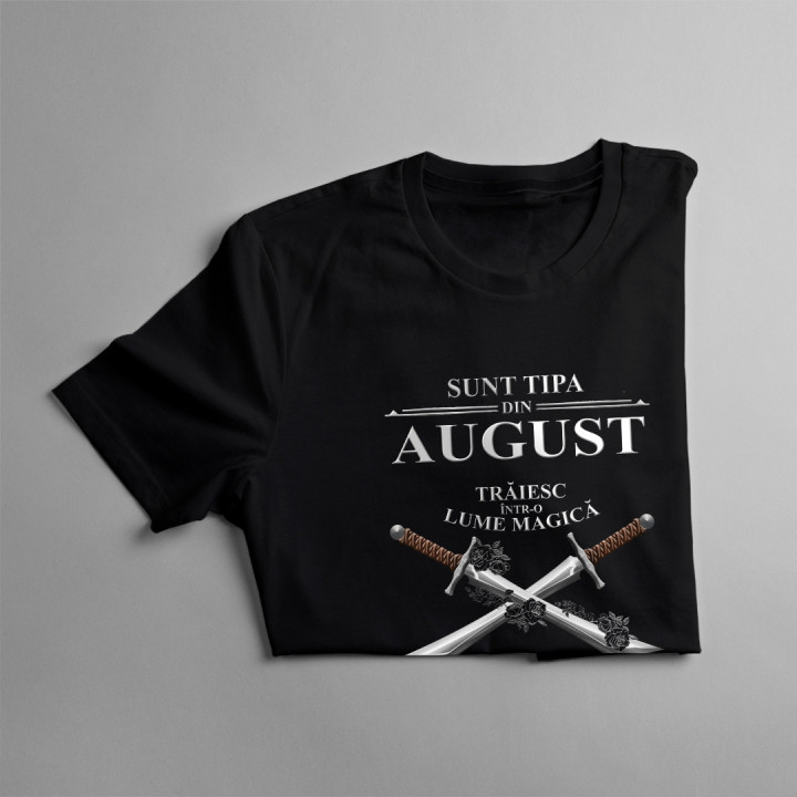 Sunt tipa din august. Trăiesc într-o lume magică - T-shirt pentru femei