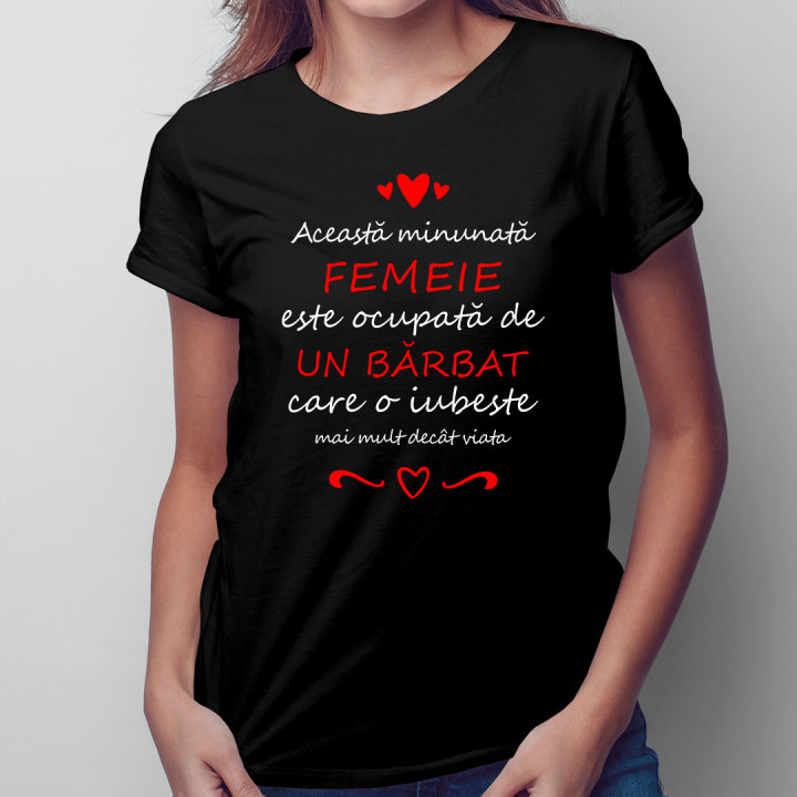 Această femeie minunată este ocupată de un bărbat - T-shirt pentru femei