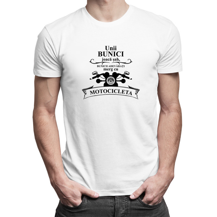 Unii bunici joacă șah, bunicii adevărați merg cu motocicleta - T-shirt pentru bărbați cu imprimeu
