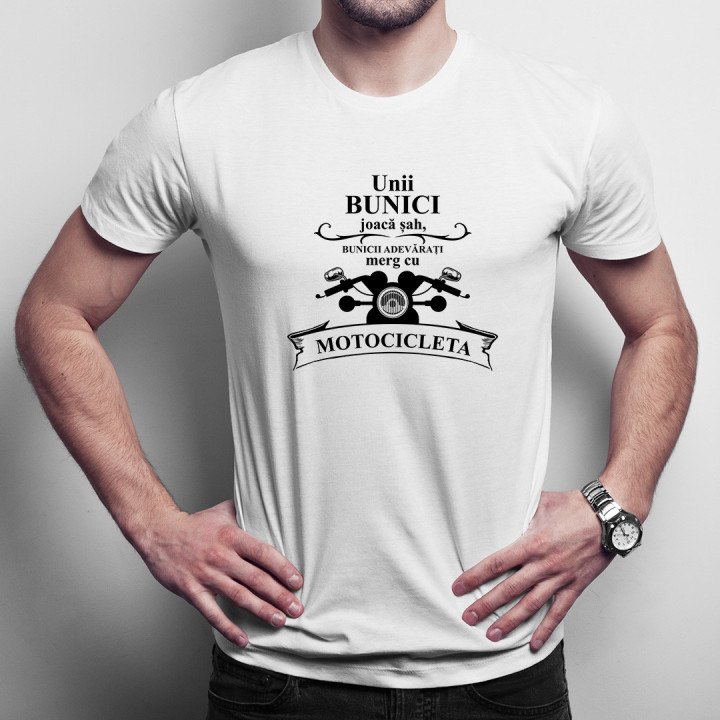 Unii bunici joacă șah, bunicii adevărați merg cu motocicleta - T-shirt pentru bărbați cu imprimeu