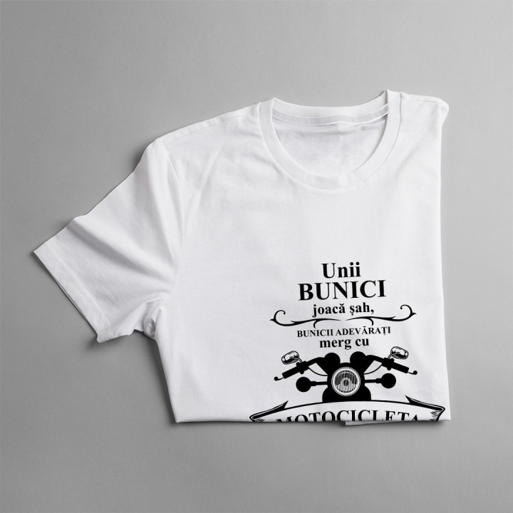 Unii bunici joacă șah, bunicii adevărați merg cu motocicleta - T-shirt pentru bărbați cu imprimeu