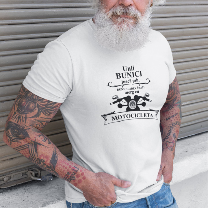 Unii bunici joacă șah, bunicii adevărați merg cu motocicleta - T-shirt pentru bărbați cu imprimeu