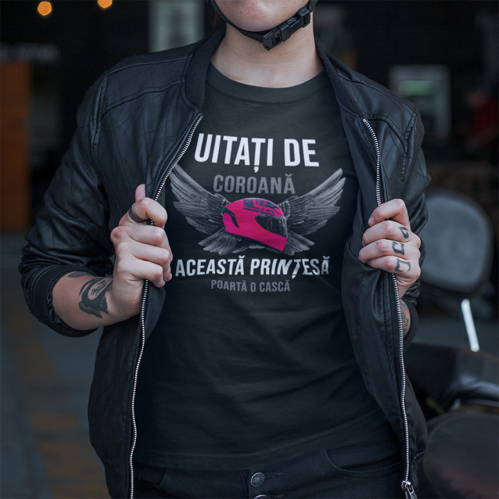 Uitați de coroană - această prințesă poartă o cască - T-shirt pentru femei