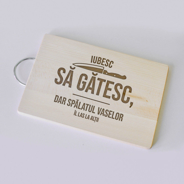 Iubesc să gătesc, dar spălatul vaselor îl las la alții - Tocător cu gravură