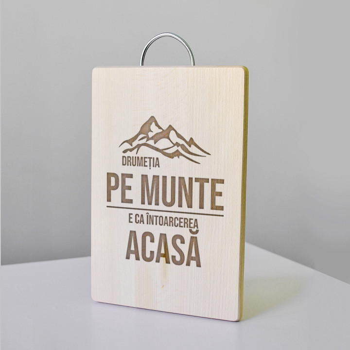 Drumeția pe munte, e ca întoarcerea acasă- Tocător cu gravură