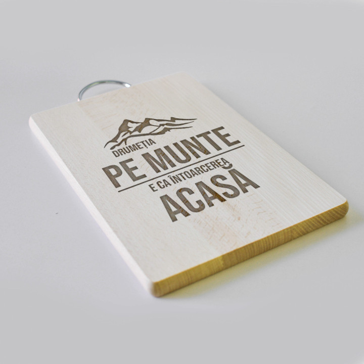 Drumeția pe munte, e ca întoarcerea acasă- Tocător cu gravură