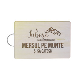 Iubesc două lucruri în viață: mersul pe munte și șă gătesc - Tocător cu gravură