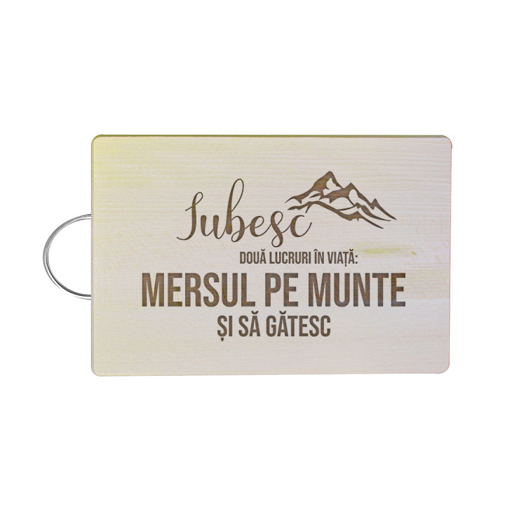 Iubesc două lucruri în viață: mersul pe munte și șă gătesc - Tocător cu gravură