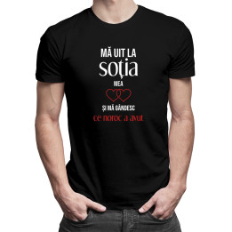 Mă uit la soția mea și mă gândesc ce noroc a avut -  tricou pentru bărbați cu imprimeu