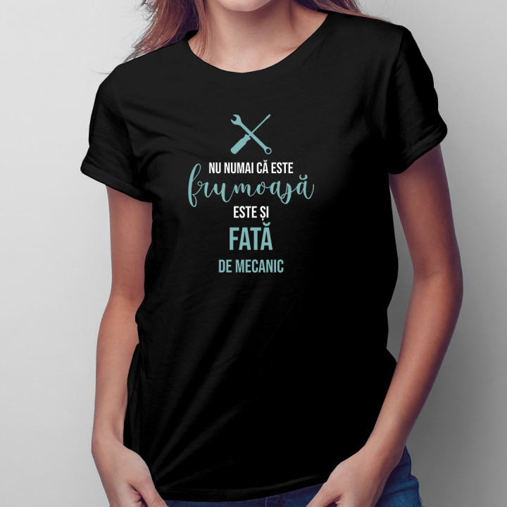 Nu numai că este frumoasă, este și fată de mecanic - tricou pentru femei cu imprimeu
