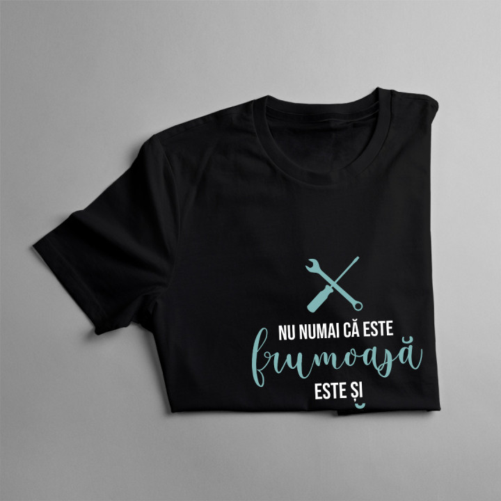 Nu numai că este frumoasă, este și fată de mecanic - tricou pentru femei cu imprimeu