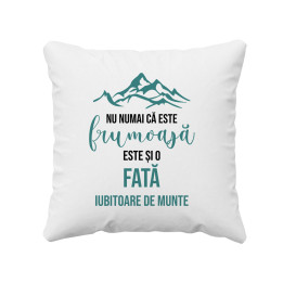 Nu numai că este frumoasă, este și fată de mecanic  - pernă