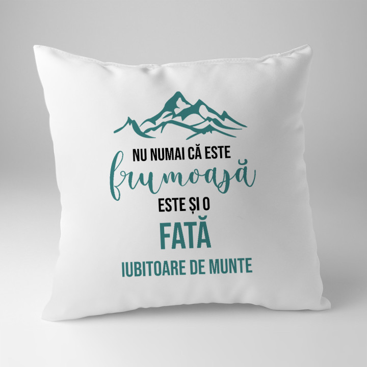 Nu numai că este frumoasă, este și fată de mecanic  - pernă
