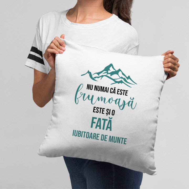 Nu numai că este frumoasă, este și fată de mecanic  - pernă