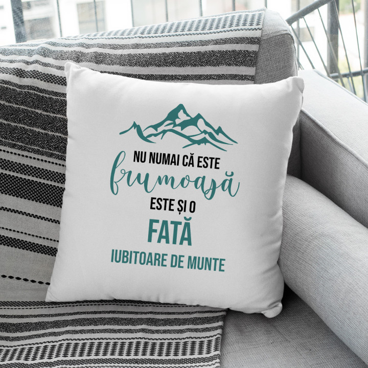 Nu numai că este frumoasă, este și fată de mecanic  - pernă