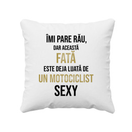 Îmi pare rău, dar această fată este deja luată de un motociclist sexy  - pernă