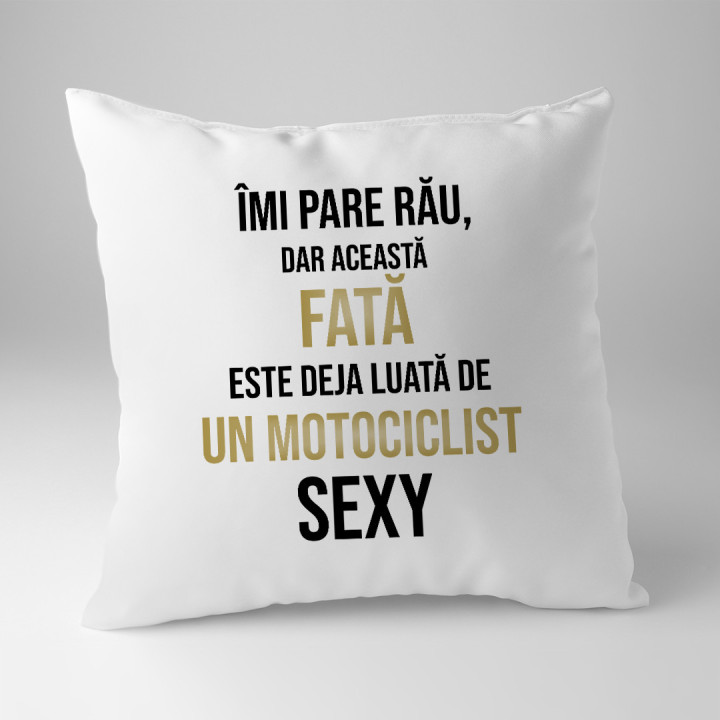 Îmi pare rău, dar această fată este deja luată de un motociclist sexy  - pernă