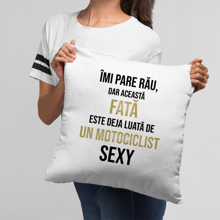 Îmi pare rău, dar această fată este deja luată de un motociclist sexy  - pernă