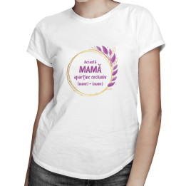 Această mamă aparține exclusiv (nume) + (nume)  - T-shirt pentru femei cu imprimeu