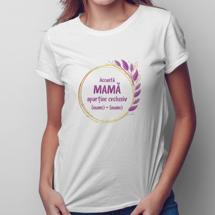 Această mamă aparține exclusiv (nume) + (nume)  - T-shirt pentru femei cu imprimeu