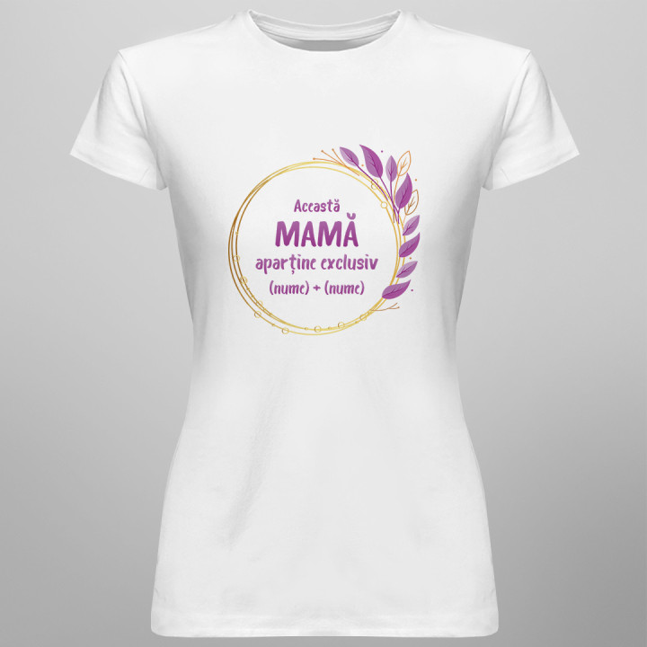Această mamă aparține exclusiv (nume) + (nume)  - T-shirt pentru femei cu imprimeu