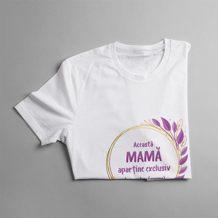 Această mamă aparține exclusiv (nume) + (nume)  - T-shirt pentru femei cu imprimeu