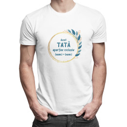 Acest tată aparține exclusiv (nume) + (nume) - T-shirt pentru bărbați cu imprimeu