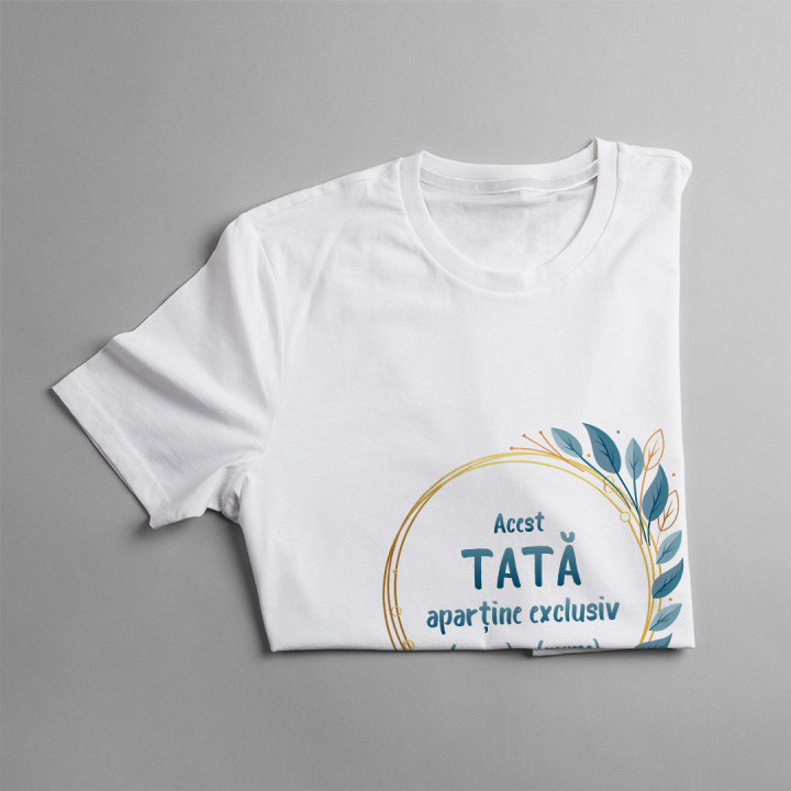 Acest tată aparține exclusiv (nume) + (nume) - T-shirt pentru bărbați cu imprimeu