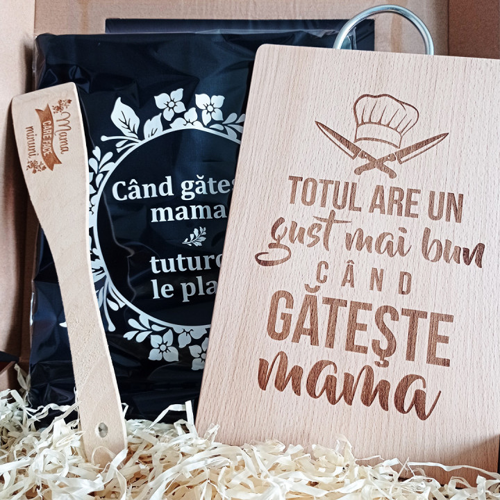 Set pentru mama - şorţ, tabla de tocat, spatula pentru bucatarie