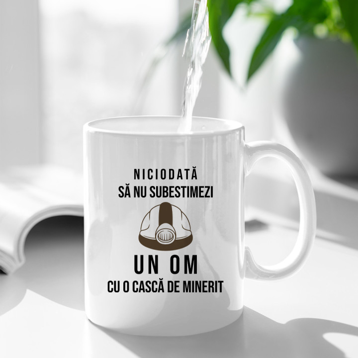 Niciodată să nu subestimezi un om cu o cască de minerit - cană