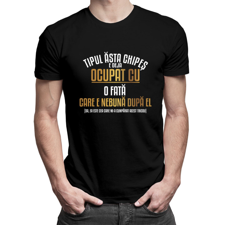 Tipul ăsta chipeș e deja ocupat cu o fată care e nebună după el.- tricou pentru bărbați cu imprimeu