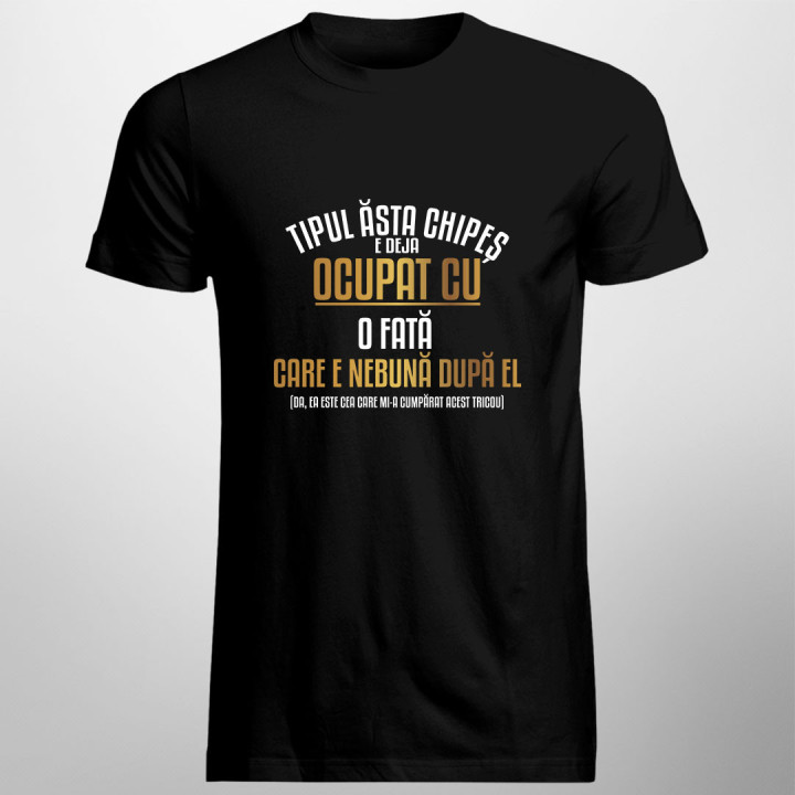 Tipul ăsta chipeș e deja ocupat cu o fată care e nebună după el.- tricou pentru bărbați cu imprimeu