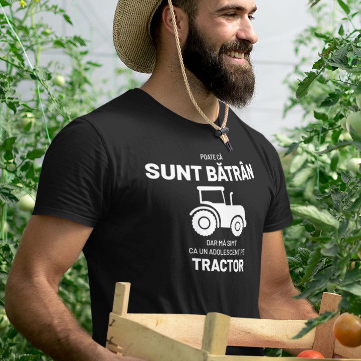 Poate că sunt bătrân, dar mă simt ca un adolescent pe tractor - tricou pentru bărbați cu imprimeu