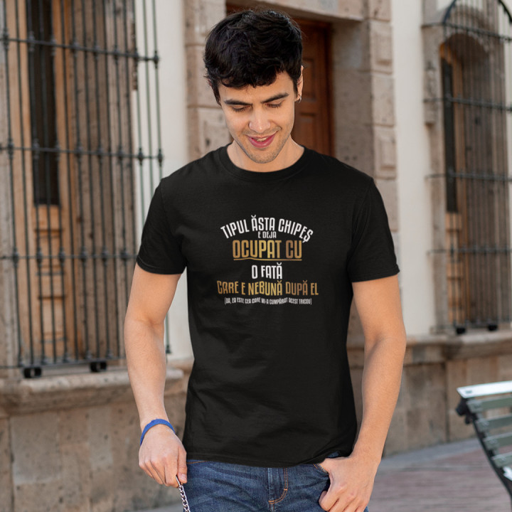 Tipul ăsta chipeș e deja ocupat cu o fată care e nebună după el.- tricou pentru bărbați cu imprimeu