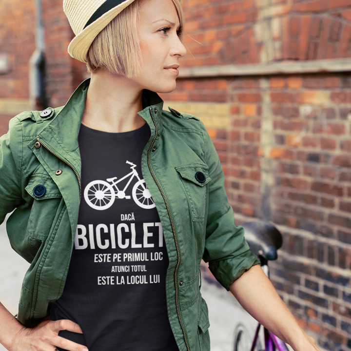 Dacă bicicleta este pe primul loc, atunci totul este la locul lui - tricou pentru femei cu imprimeu