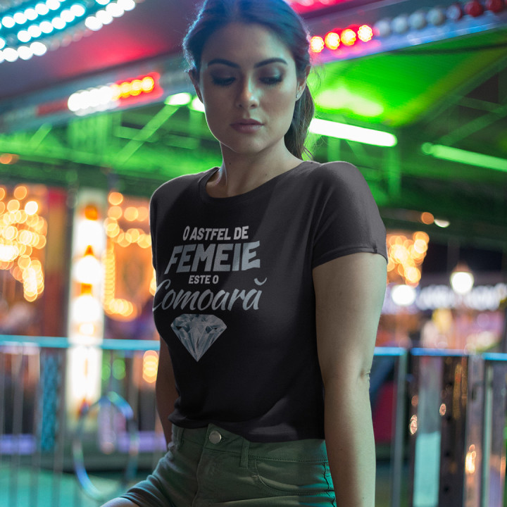 O astfel de femeie este o comoară - tricou pentru femei cu imprimeu