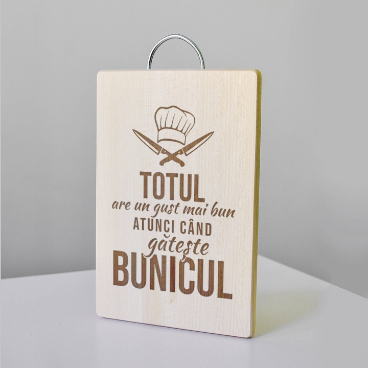 Totul are un gust mai bun atunci când gătește bunicul - placă de lemn cu gravură -  tabla de tocat