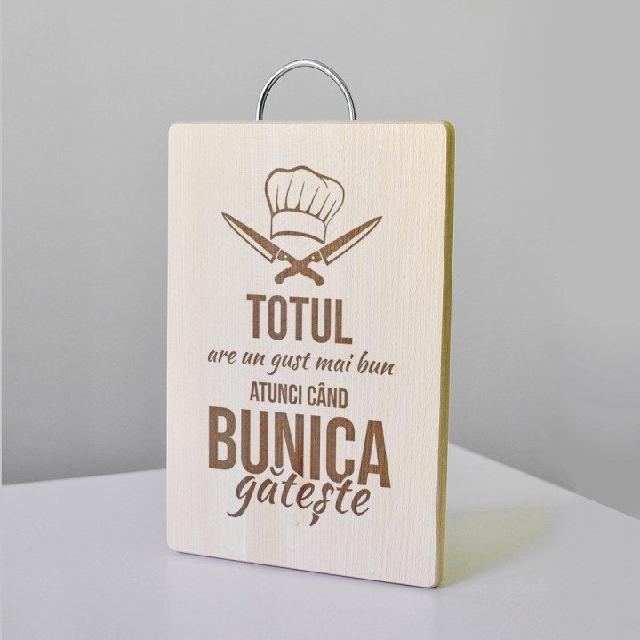 Totul are un gust mai bun atunci când bunica gătește - placă de lemn cu gravură -  tabla de tocat