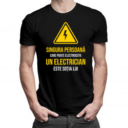 Singura persoană care poate electrocuta un electrician este soția lui. - tricou pentru bărbați cu imprimeu